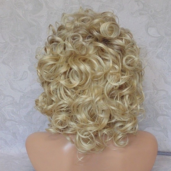Shoulder Length Curly Blonde Heat Resistant Wig main image 4